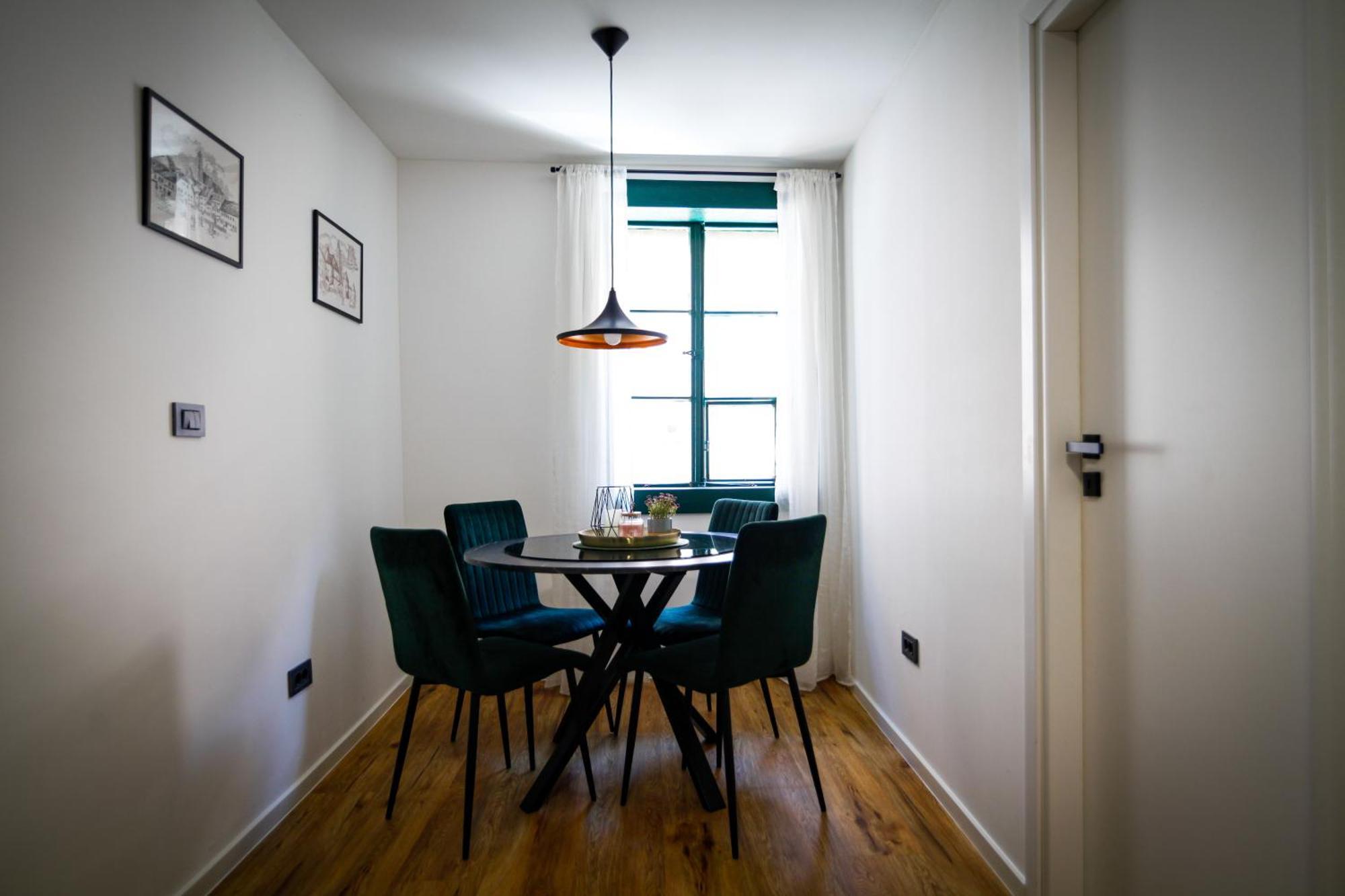 Old Roofs Apartment ซาเกร็บ ภายนอก รูปภาพ